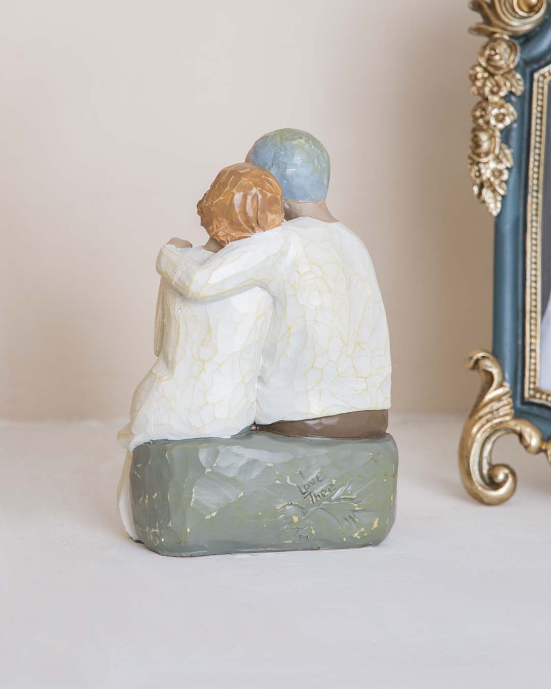 EternalEmbrace Jubiläumsfigur aus Kunstharz | Liebevolle Geschenkidee | Handgefertigt & Zeitlos