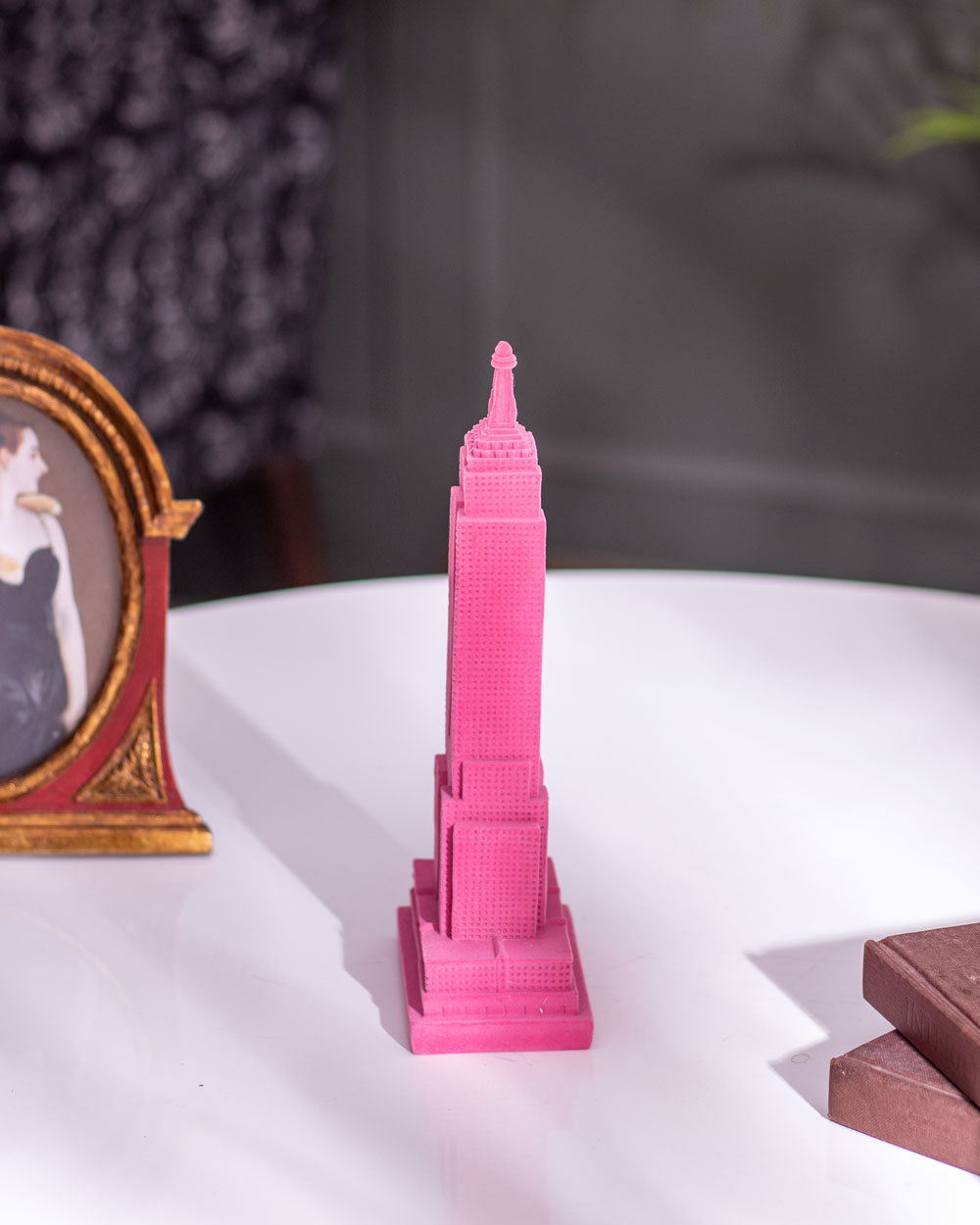 Velureon Empire State Building Skulptur | Samtoberfläche | Dekorative Statue | Rosa Deko-Highlight