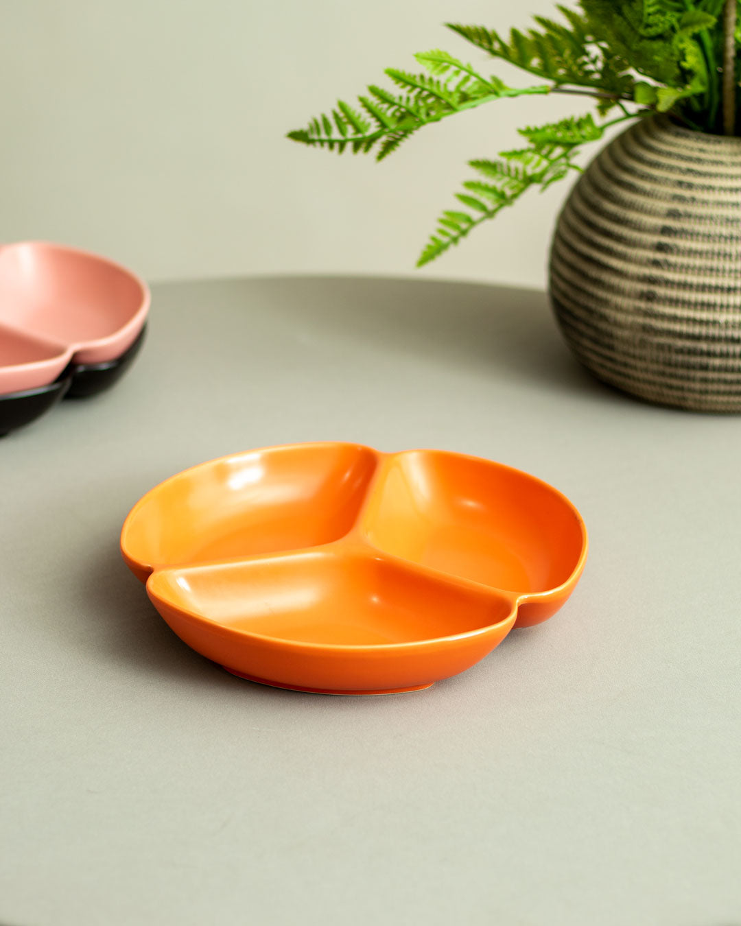 CrimsaDish Monochromer Chip & Dip Teller | Elegantes Design | Perfekt für Snacks & Partys