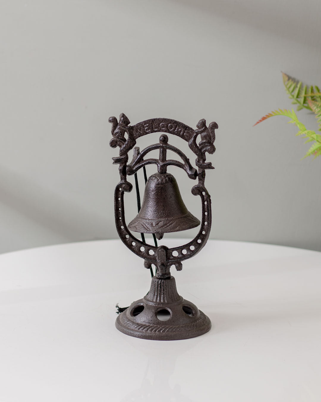 BellCharm Rustikale Gusseisen Tischglocke | Nostalgisches Design | Dekoration & Funktion für Zuhause