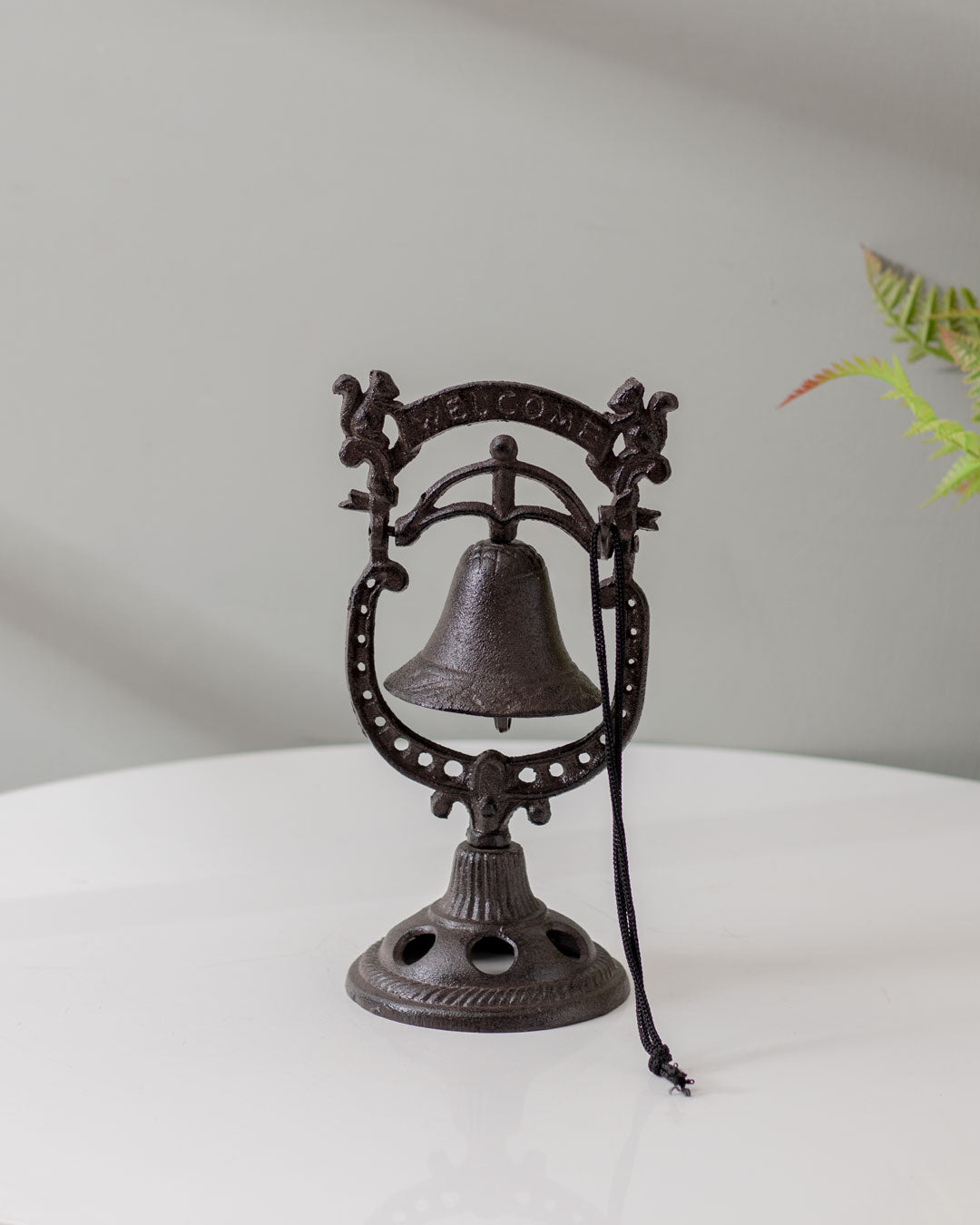 BellCharm Rustikale Gusseisen Tischglocke | Nostalgisches Design | Dekoration & Funktion für Zuhause