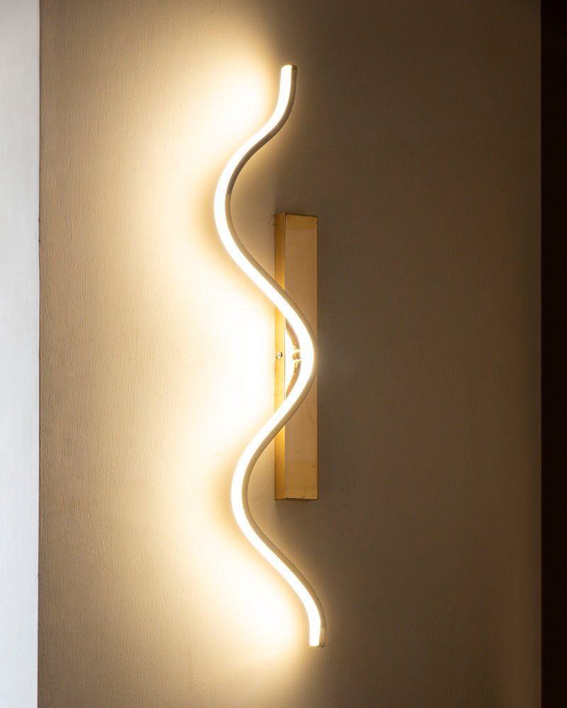 Luxovian Wellen-Design Wandleuchte | LED Beleuchtung | Modernes Dekor | Energiesparend | Perfekt für Wohnzimmer & Schlafzimmer