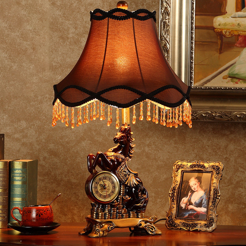 RegalHorse Tischlampe im europäischen Stil | Harz-Pferdefigur | Trapezförmiger Stoffschirm | Elegantes Design für Schlafzimmer