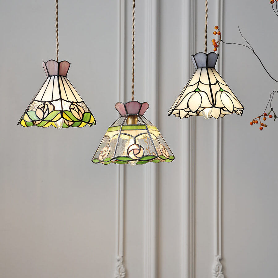 Roselume Tiffany Pendelleuchte | Vintage Rosenmotiv | Buntglas Kegelform | 1-Licht Hängelampe