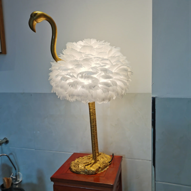 Feathora Nordic Tischlampe | Gänsefedern Design | Flamingo-Kugelstil | Elegante Nachttischbeleuchtung