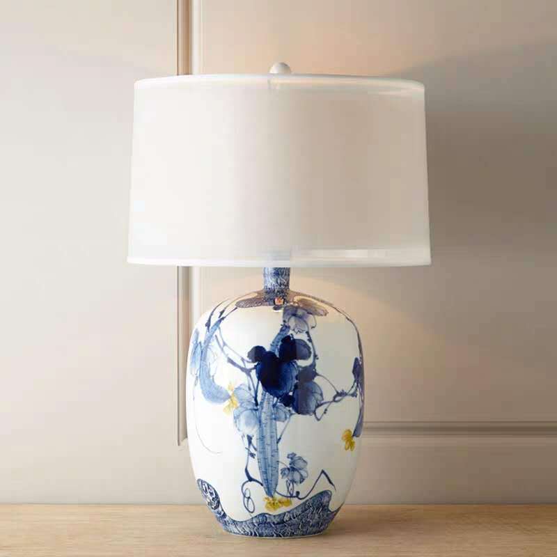 CeramaLuna Handbemalte Tischlampe | Traditioneller chinesischer Stil | Stoffschirm | Elegantes Design für Schlafzimmer