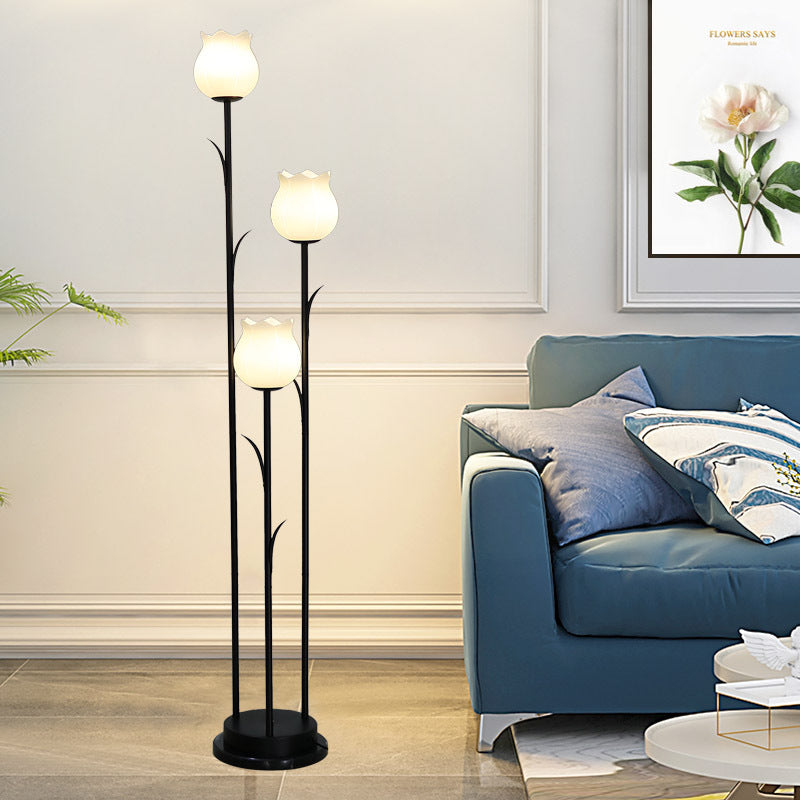 Fiorenza Stehlampe | Skandinavisches Design | Zylindrische Blütenform | 3-flammige Beleuchtung für Wohnzimmer