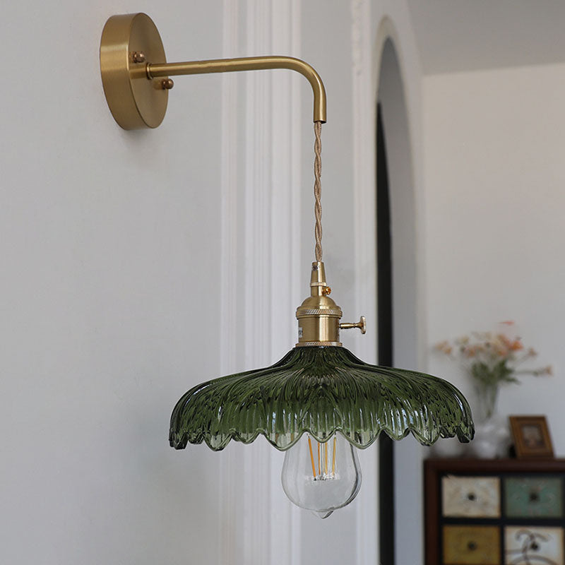 FloraGleam Wandlampe im Art-Deco-Stil | Eisen & Glasblüten-Schirm | 1 Licht | Elegantes Design für Schlafzimmer