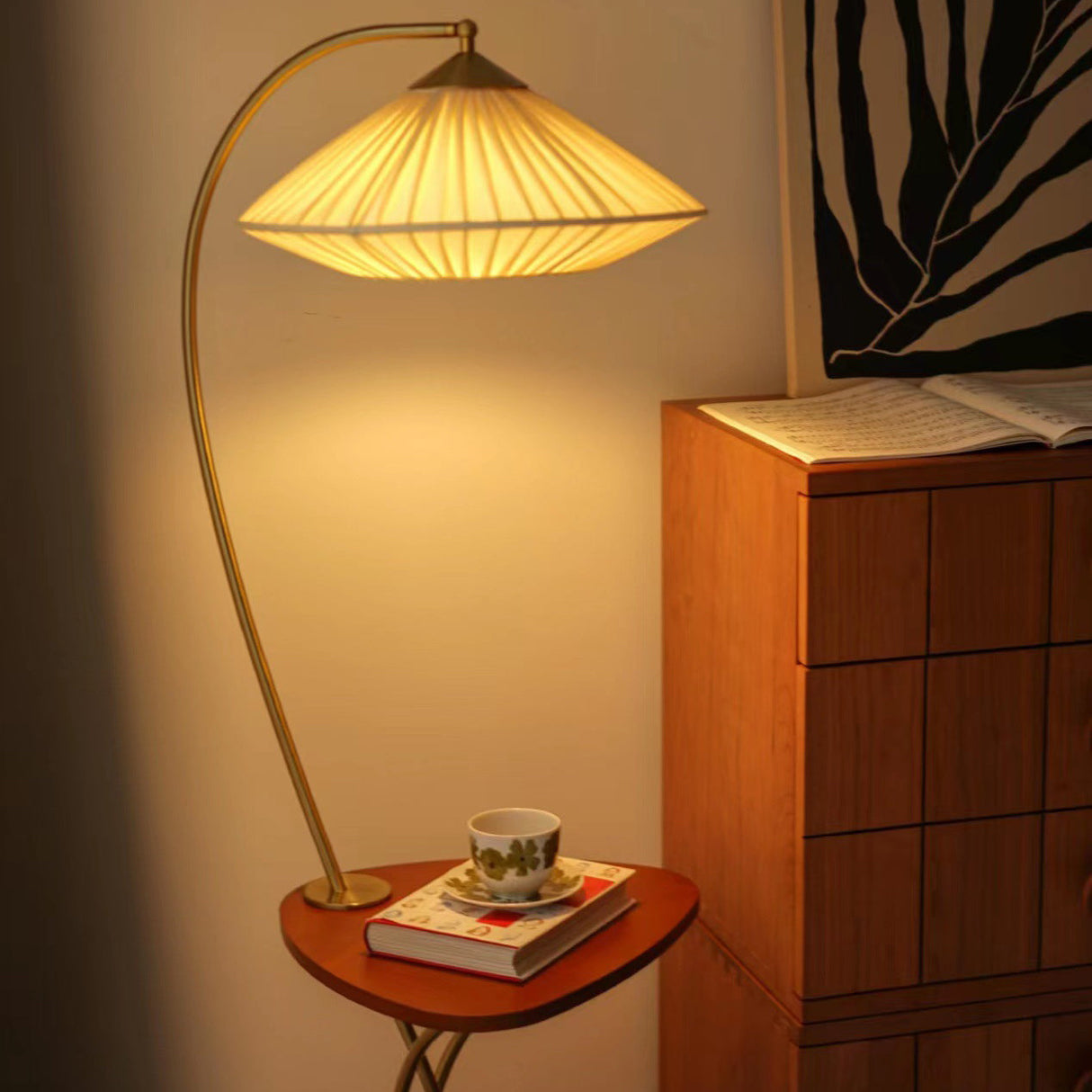 VintaCone Stehleuchte | Vintage Design | Runder Kegel-Tisch | Stoff & Eisen | 1-Licht | Eleganz für Schlafzimmer