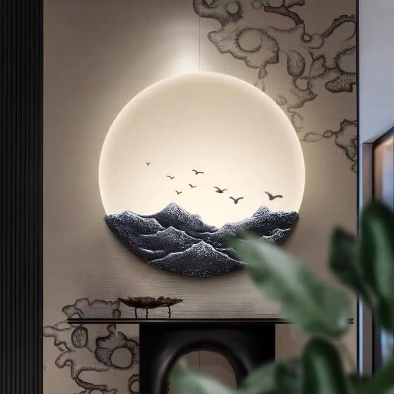 MountainGlow Chinesische Wandleuchte | 3D-Resin-Bergskulptur & Acryl | Runde LED-Lampe | Klassisches Design für Wohnzimmer & Flur