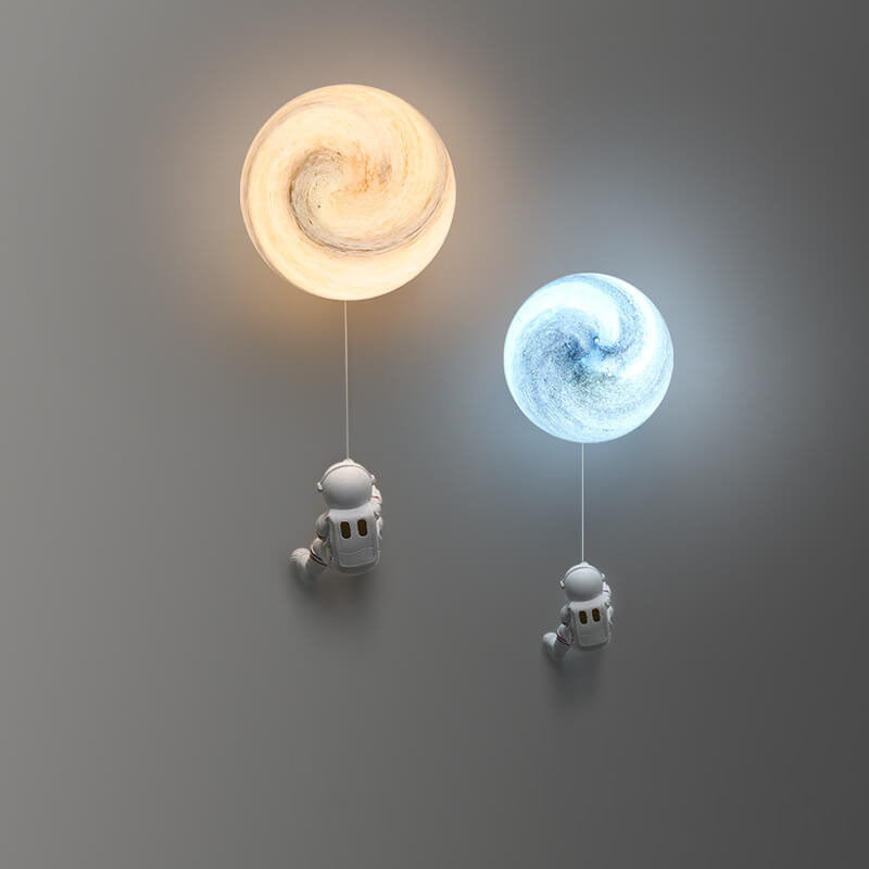 AstroLuxe Kreatives Astronaut Wandlampe | Eisen- und Harzdesign | Einzigartige Beleuchtung für Schlafzimmer | Stimmungslicht