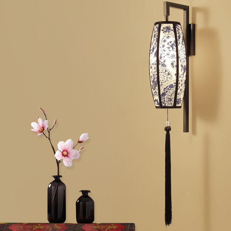 SinoGlow Wandlampe | Chinesisches Vintage-Design | Stofflaterne mit Quasten | 1-Licht