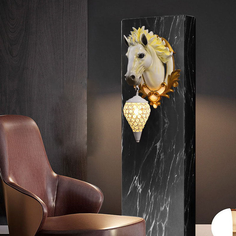 Equilux Wandlampe | Modernes Pferdekopf-Design | Kristallrunder Schirm | 1-flammig | Wohnzimmer-Beleuchtung