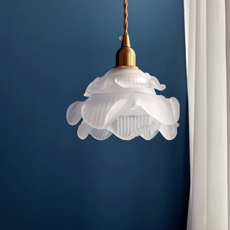 LumaBloom Französische Vintage LED Pendelleuchte | Blütenförmiges Glasdesign | 1-Licht | Elegante Beleuchtung