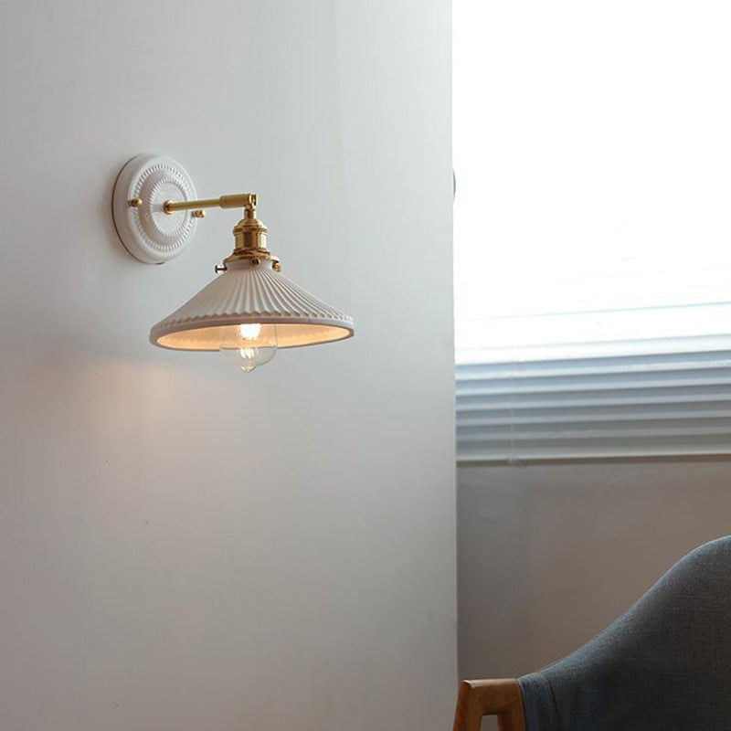 LumiZen Vintage Japanische Keramik & Messing Wandlampe | 1-Licht | Klassisches Design | Wohnzimmer Deko | Elegante Beleuchtung