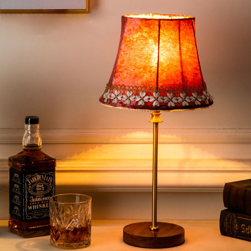 Velvora Europäische Tischlampe | Samt-Trommeldesign | Kupfer-Holz-Sockel | Wohnzimmerbeleuchtung