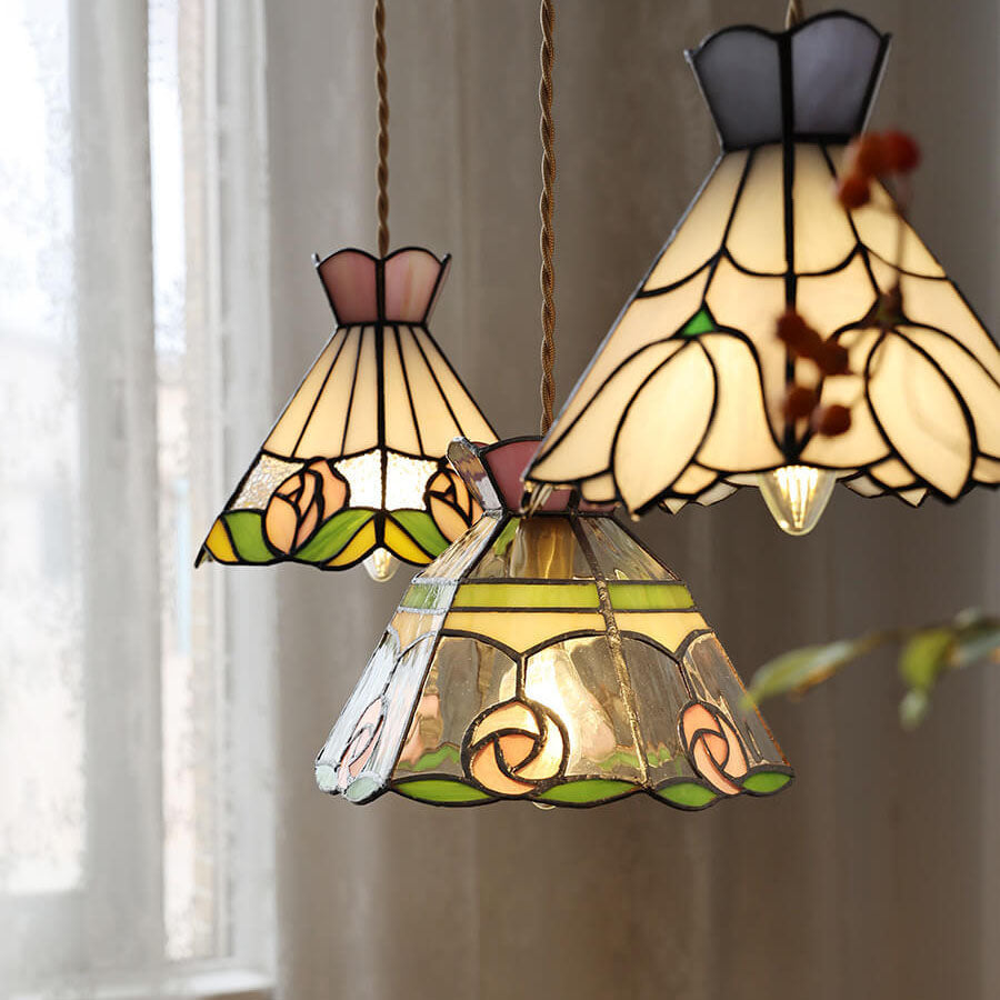 Roselume Tiffany Pendelleuchte | Vintage Rosenmotiv | Buntglas Kegelform | 1-Licht Hängelampe