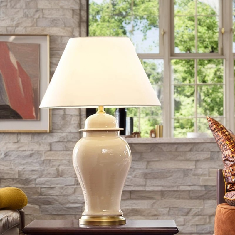 VaseLume Tischlampe | Rustikales Keramik-Design | Stoffschirm | 1-Licht | Perfekte Beleuchtung für das Arbeitszimmer