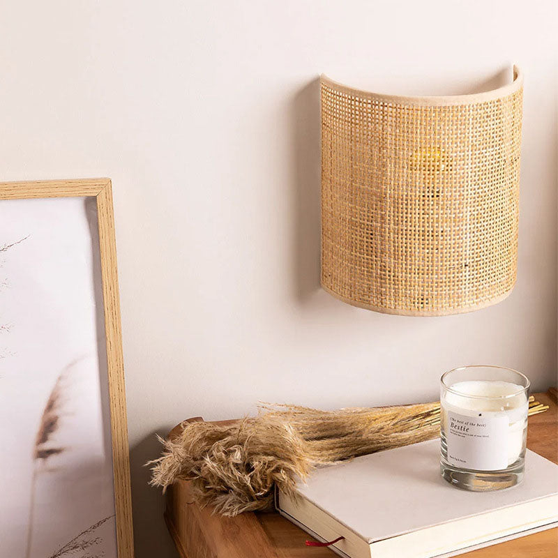 Rattanova Wandlampe | Traditionelles Japanisches Design | Halbzylinder | 1-flammig | Wohnzimmer-Beleuchtung