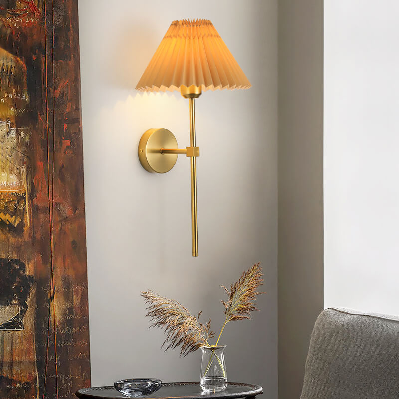 LumiElegance Vintage Wandlampe | Plissee-Stoffschirm | Eleganter Arm | Klassische Beleuchtung