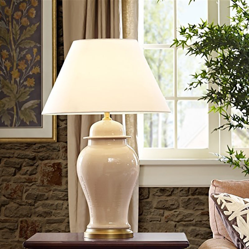 VaseLume Tischlampe | Rustikales Keramik-Design | Stoffschirm | 1-Licht | Perfekte Beleuchtung für das Arbeitszimmer