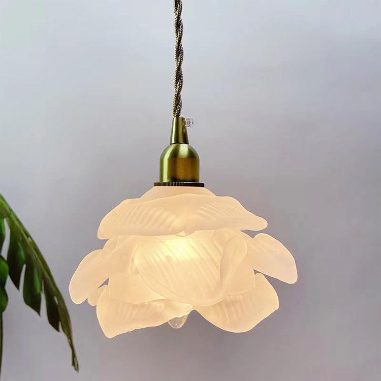 LumaBloom Französische Vintage LED Pendelleuchte | Blütenförmiges Glasdesign | 1-Licht | Elegante Beleuchtung