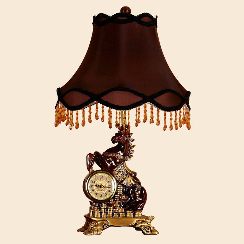 RegalHorse Tischlampe im europäischen Stil | Harz-Pferdefigur | Trapezförmiger Stoffschirm | Elegantes Design für Schlafzimmer
