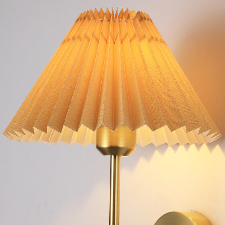 LumiElegance Vintage Wandlampe | Plissee-Stoffschirm | Eleganter Arm | Klassische Beleuchtung