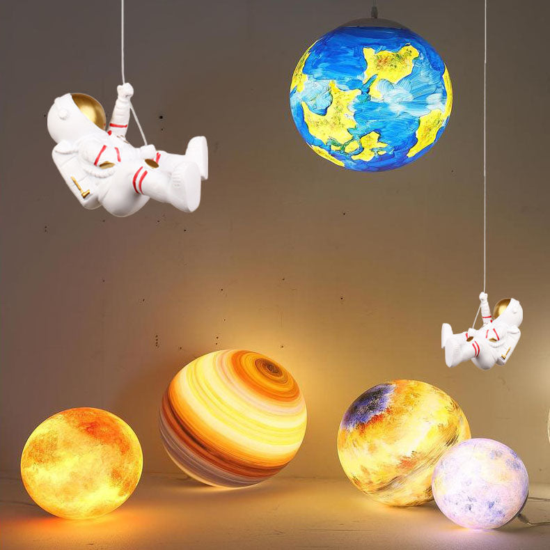 AstroMoon Kinder LED Pendelleuchte | Kreatives Astronautendesign | Mondlicht | Stimmungsvolle Beleuchtung