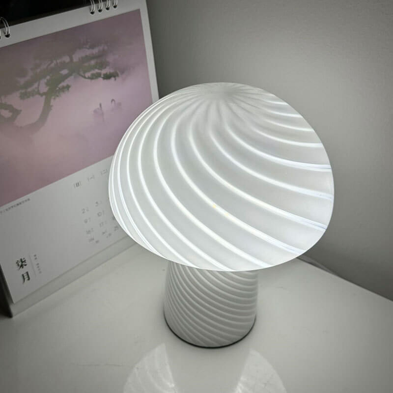 MushLuma Glas-Tischlampe im Pilz-Design | Minimalistisch & Modern | Warmes Stimmungslicht | Perfekt für Zuhause & Büro