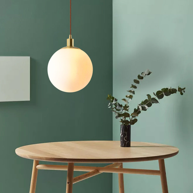 Orbilia Minimalistische Pendelleuchte | Weiße Kugel | Skandinavisches Design | Moderne Beleuchtung für Wohnräume