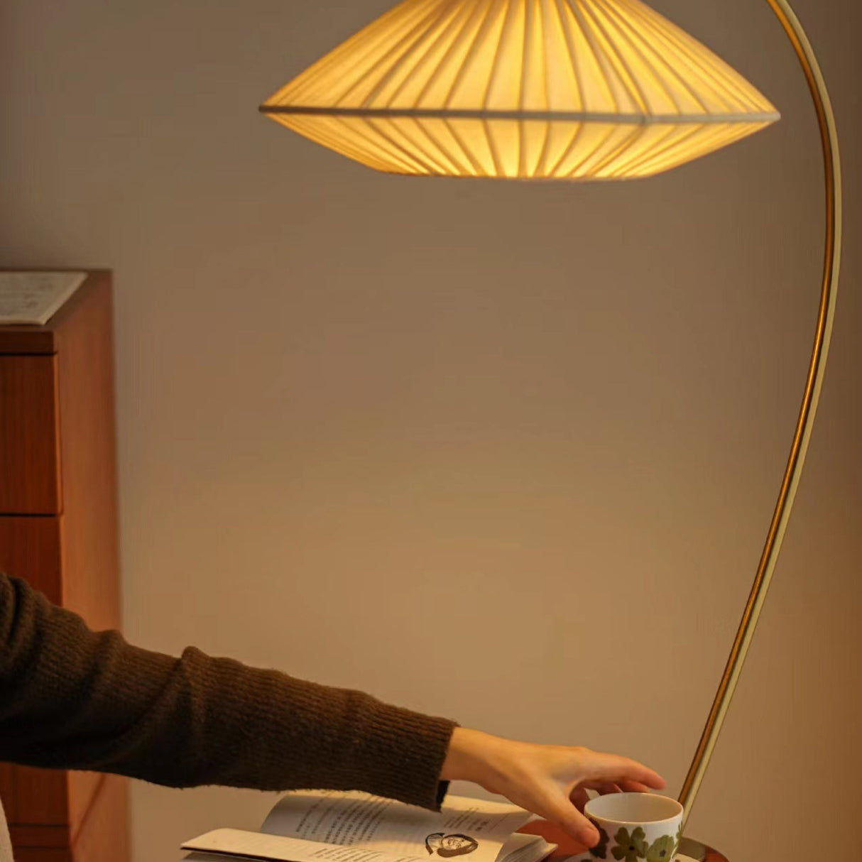 VintaCone Stehleuchte | Vintage Design | Runder Kegel-Tisch | Stoff & Eisen | 1-Licht | Eleganz für Schlafzimmer