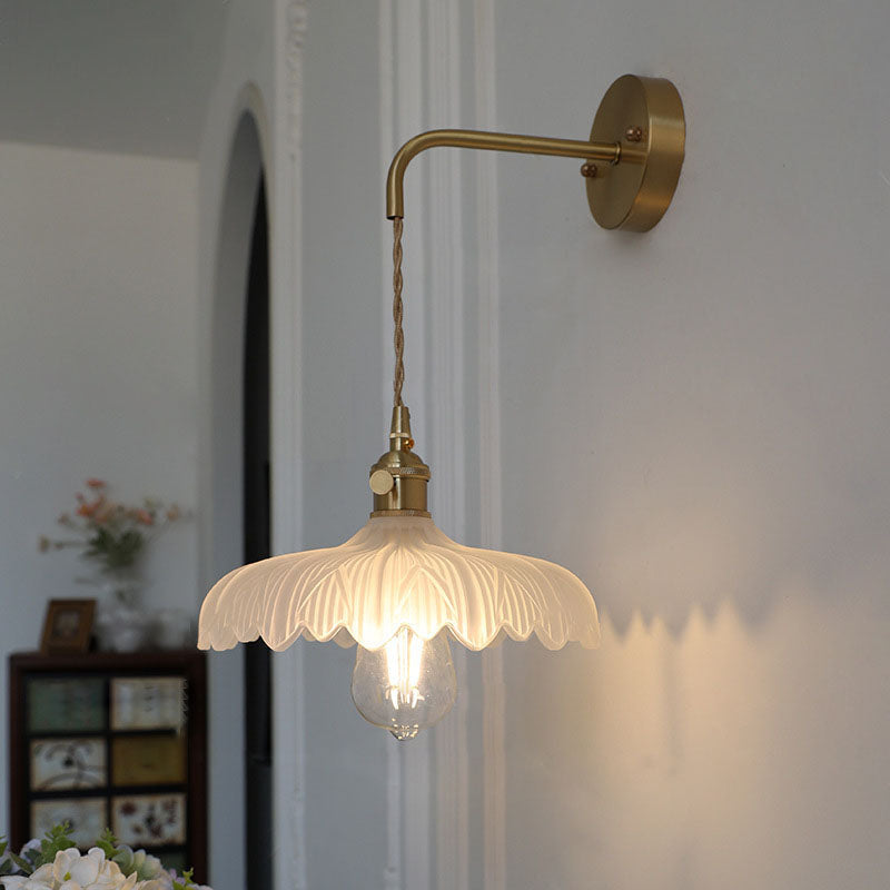 FloraGleam Wandlampe im Art-Deco-Stil | Eisen & Glasblüten-Schirm | 1 Licht | Elegantes Design für Schlafzimmer