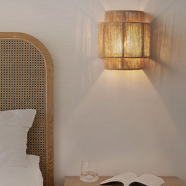 HikariRope Japanische Wandlampe | Handgewebtes Seil | Geschwungenes Design | 1-flammig | Wohnzimmerbeleuchtung