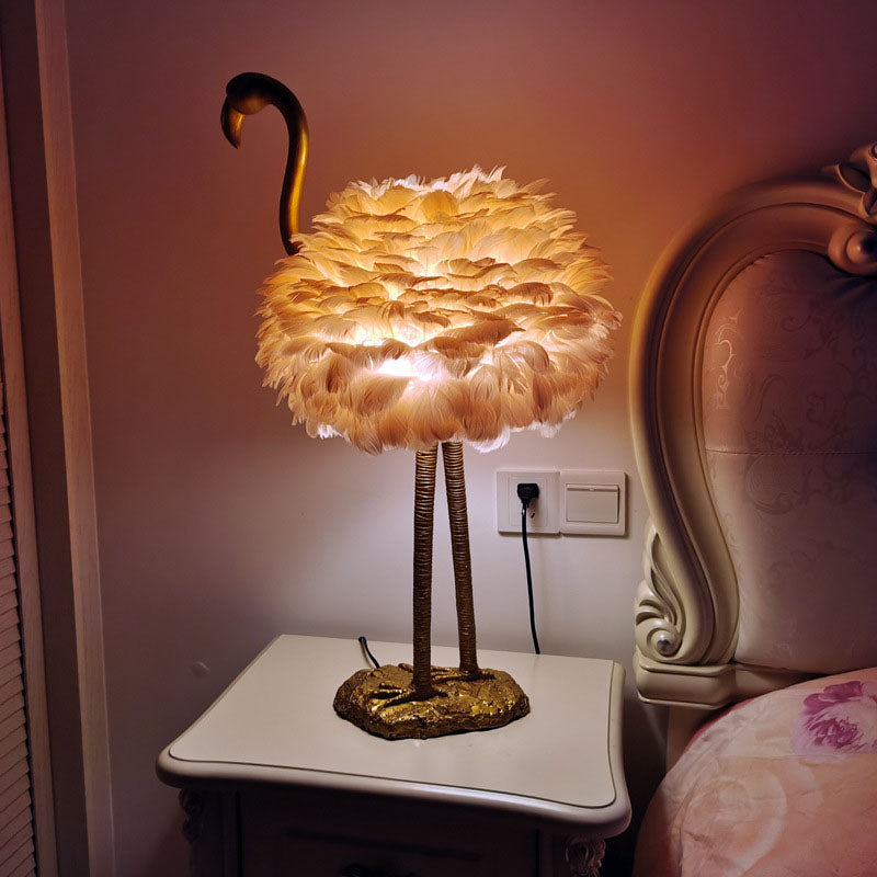 Feathora Nordic Tischlampe | Gänsefedern Design | Flamingo-Kugelstil | Elegante Nachttischbeleuchtung