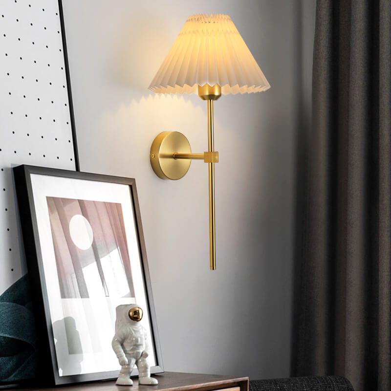 LumiElegance Vintage Wandlampe | Plissee-Stoffschirm | Eleganter Arm | Klassische Beleuchtung