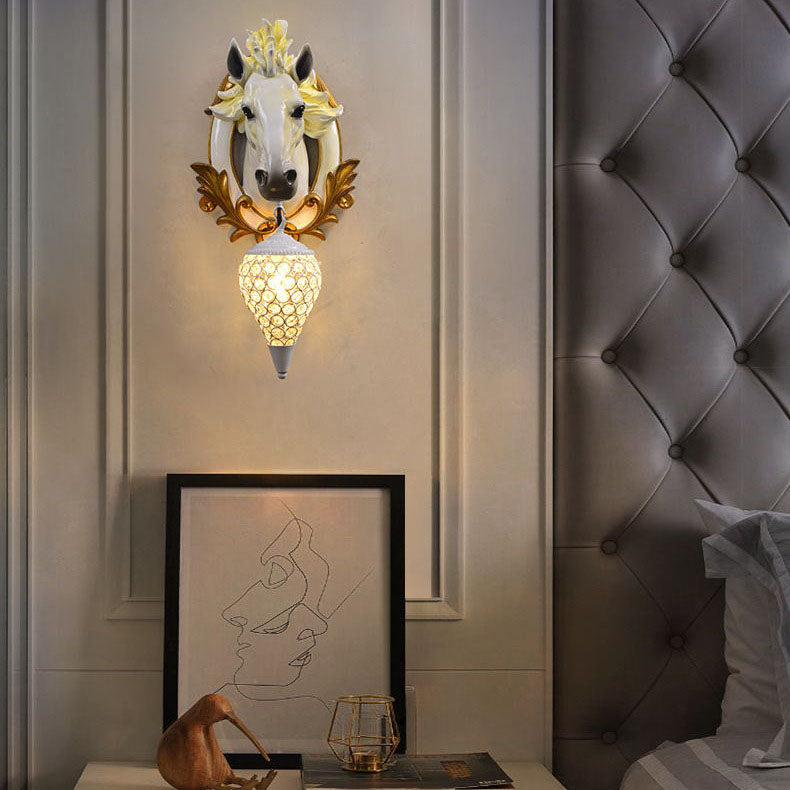 Equilux Wandlampe | Modernes Pferdekopf-Design | Kristallrunder Schirm | 1-flammig | Wohnzimmer-Beleuchtung