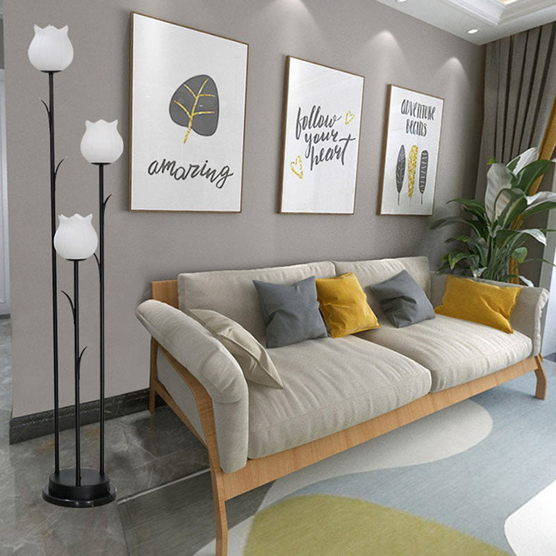 Fiorenza Stehlampe | Skandinavisches Design | Zylindrische Blütenform | 3-flammige Beleuchtung für Wohnzimmer