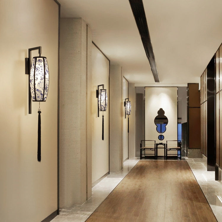 SinoGlow Wandlampe | Chinesisches Vintage-Design | Stofflaterne mit Quasten | 1-Licht