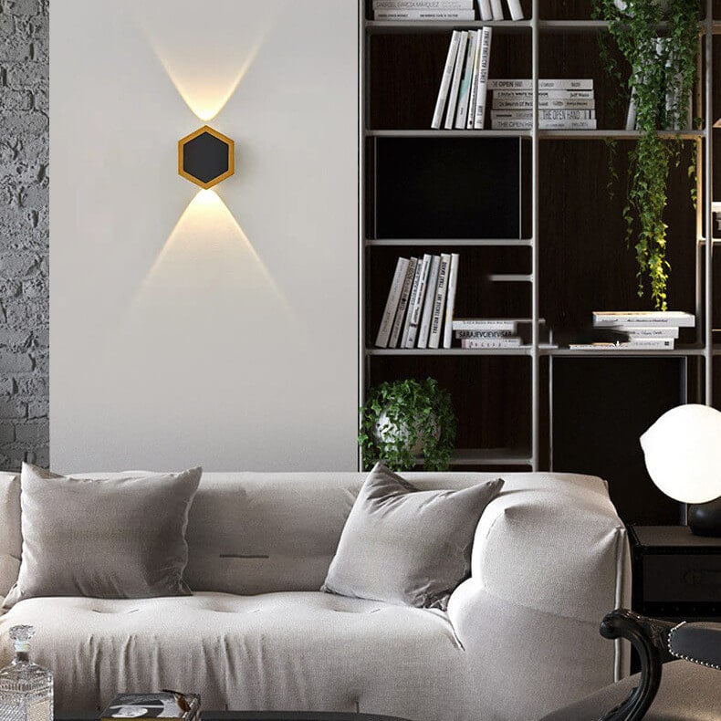 LumoHex Prime | Modernes Outdoor LED Wandlicht | Hexagon Schwarz-Gold Kombination