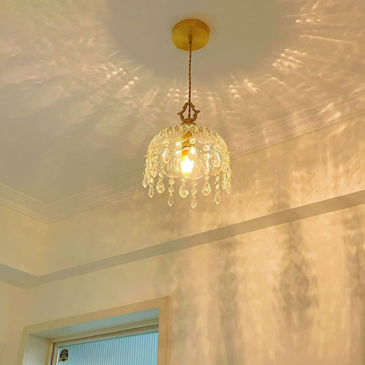 Novelette Pendelleuchte | Art Deco Design | Messing & Kristall | Stilvolle Beleuchtung für Wohnzimmer