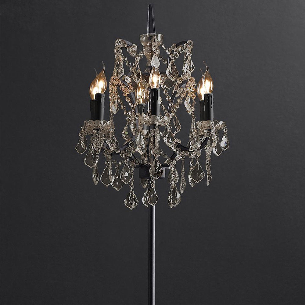 CrystalCrown Vintage Tischlampe mit Kandelaber-Design | Kristallverzierung | Eisenfuß | Deko für Schlafzimmer & Wohnzimmer