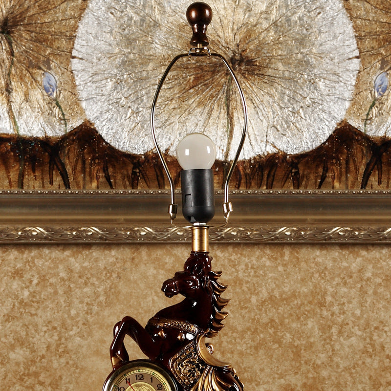 RegalHorse Tischlampe im europäischen Stil | Harz-Pferdefigur | Trapezförmiger Stoffschirm | Elegantes Design für Schlafzimmer