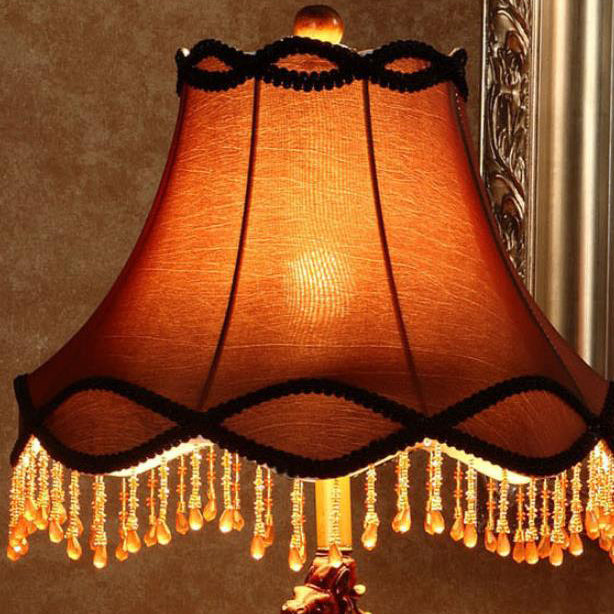 RegalHorse Tischlampe im europäischen Stil | Harz-Pferdefigur | Trapezförmiger Stoffschirm | Elegantes Design für Schlafzimmer