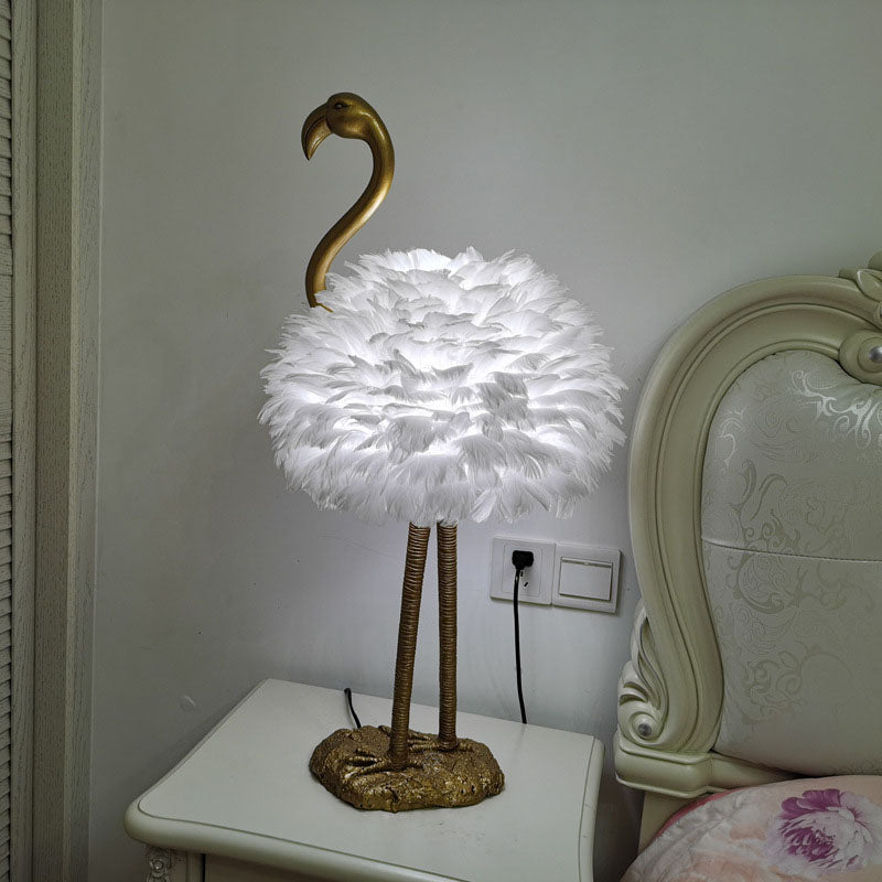 Feathora Nordic Tischlampe | Gänsefedern Design | Flamingo-Kugelstil | Elegante Nachttischbeleuchtung