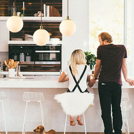 Orbilia Minimalistische Pendelleuchte | Weiße Kugel | Skandinavisches Design | Moderne Beleuchtung für Wohnräume