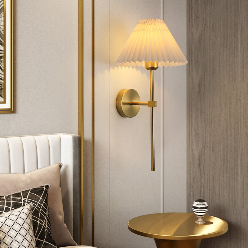 LumiElegance Vintage Wandlampe | Plissee-Stoffschirm | Eleganter Arm | Klassische Beleuchtung