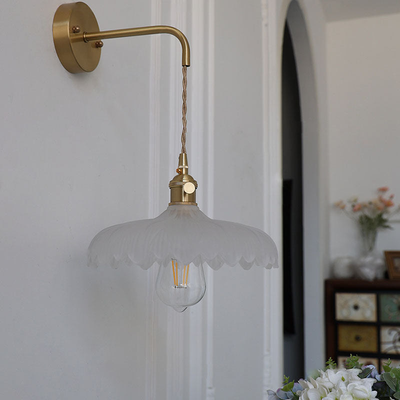 FloraGleam Wandlampe im Art-Deco-Stil | Eisen & Glasblüten-Schirm | 1 Licht | Elegantes Design für Schlafzimmer