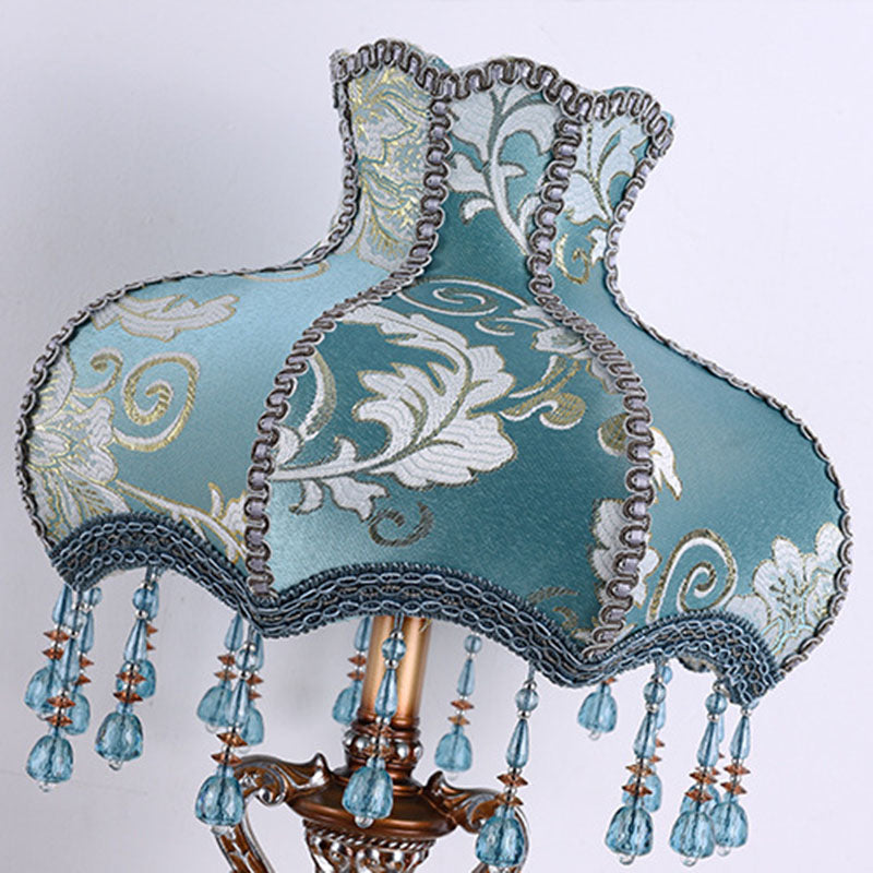 RoyaléLight Europäische Tischlampe | Blaue Stoffschirm mit Quasten | Elegantes Harzdesign | Für Schlafzimmer & Wohnzimmer