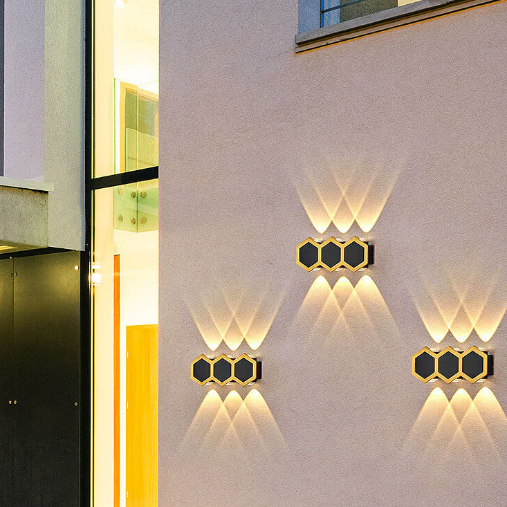 LumoHex Prime | Modernes Outdoor LED Wandlicht | Hexagon Schwarz-Gold Kombination